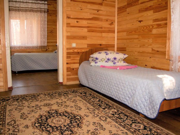 Индивидуальный деревянный домик с четырьмя односпальными кроватями