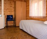 Индивидуальный деревянный домик с четырьмя односпальными кроватями - 3