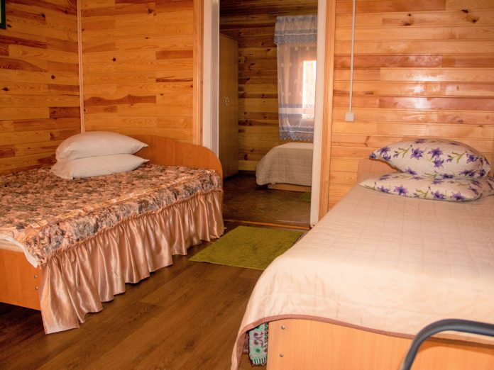 Індивідуальний дерев'яний будиночок з двоспальним ліжком