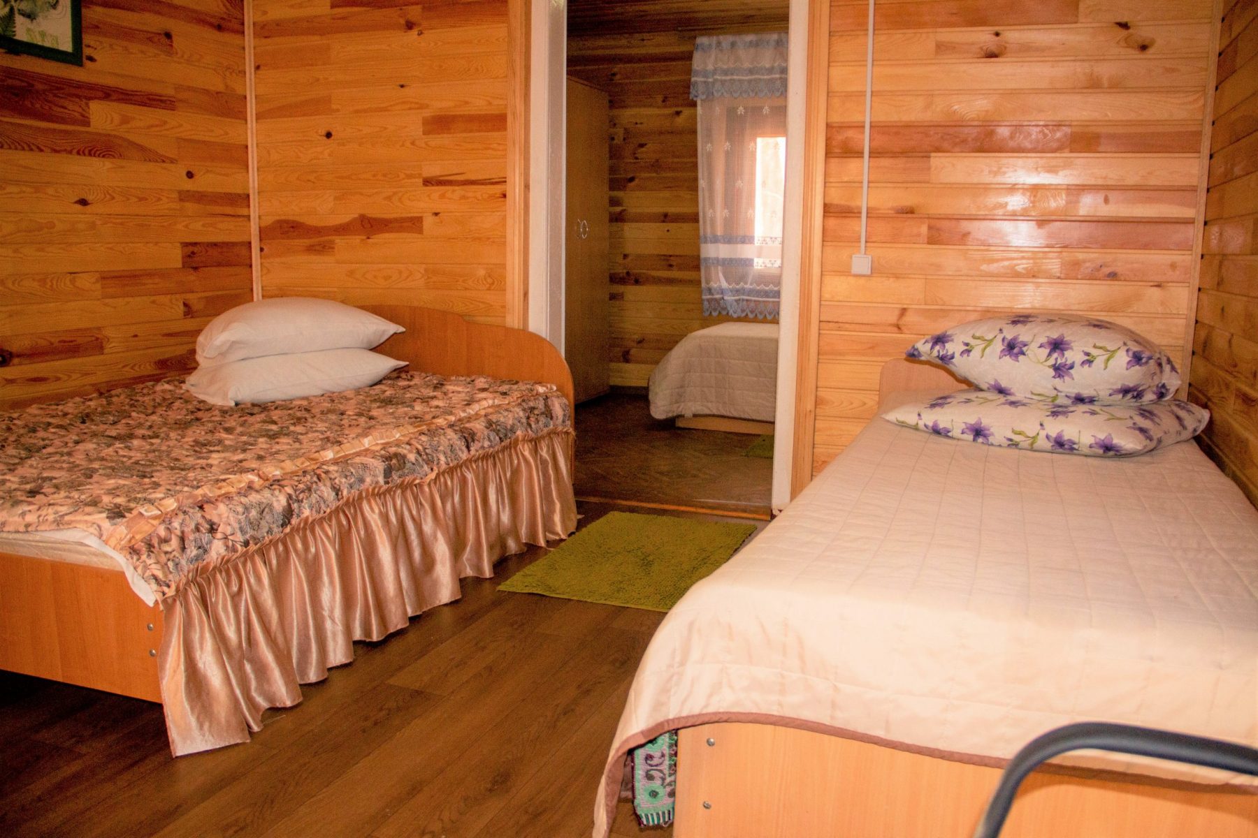 Індивідуальний дерев`яний будиночок з двоспальним ліжком